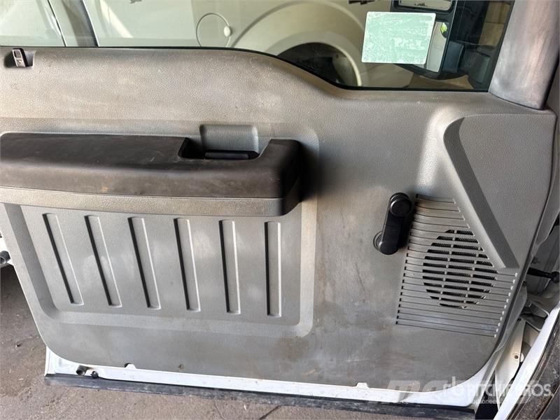 Ford F-250 4x2 Crew Cab Pickup 其他