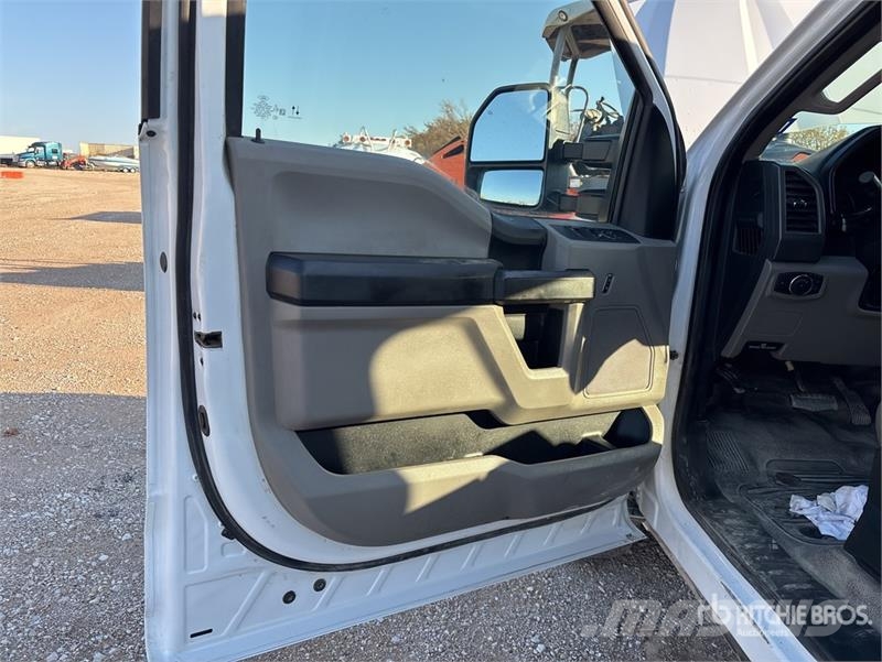 Ford F-250 4x2 Crew Cab Pickup Ostalo