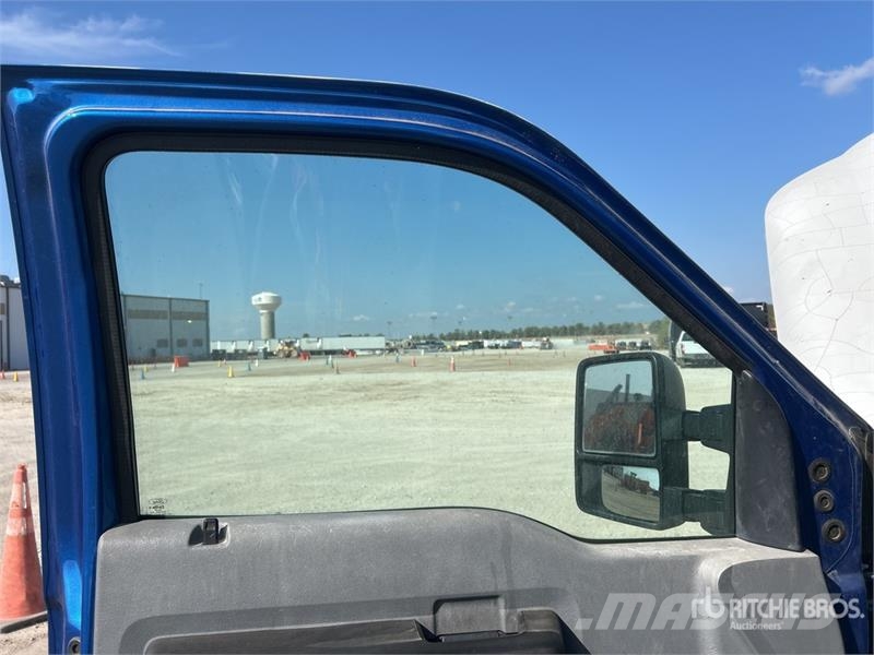 Ford F-250 4x2 Crew Cab Pickup Furgoni altro