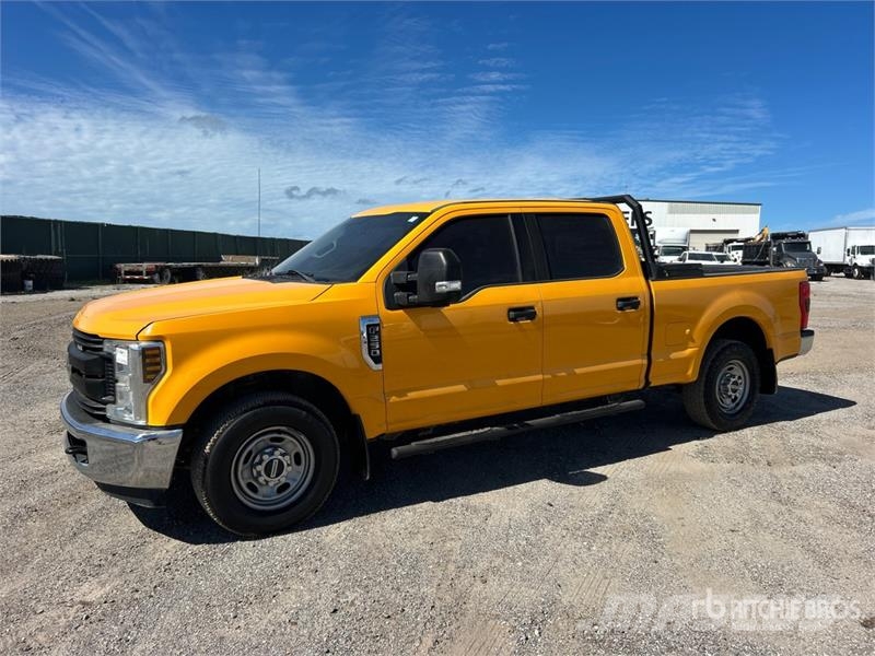 Ford F-250 4x2 Crew Cab Pickup Прочие фургоны