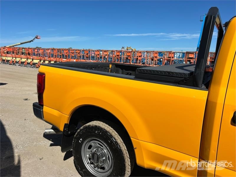 Ford F-250 4x2 Crew Cab Pickup Прочие фургоны