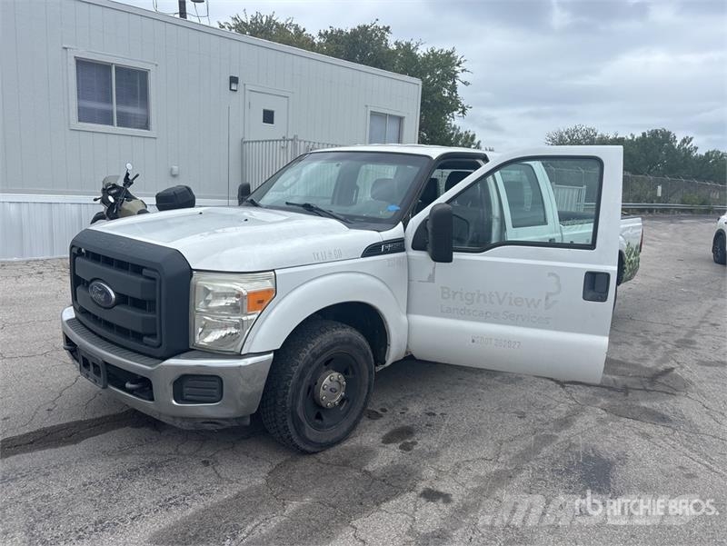 Ford F-250 4x2 Crew Cab Pickup Andere Transporter