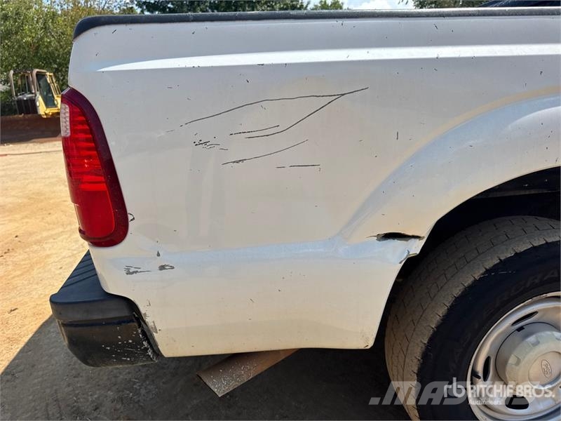 Ford F-250 4x2 Crew Cab Pickup 其他