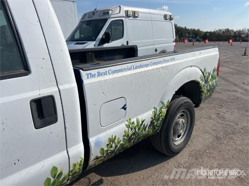 Ford F-250 4x2 Crew Cab Pickup Furgoni altro