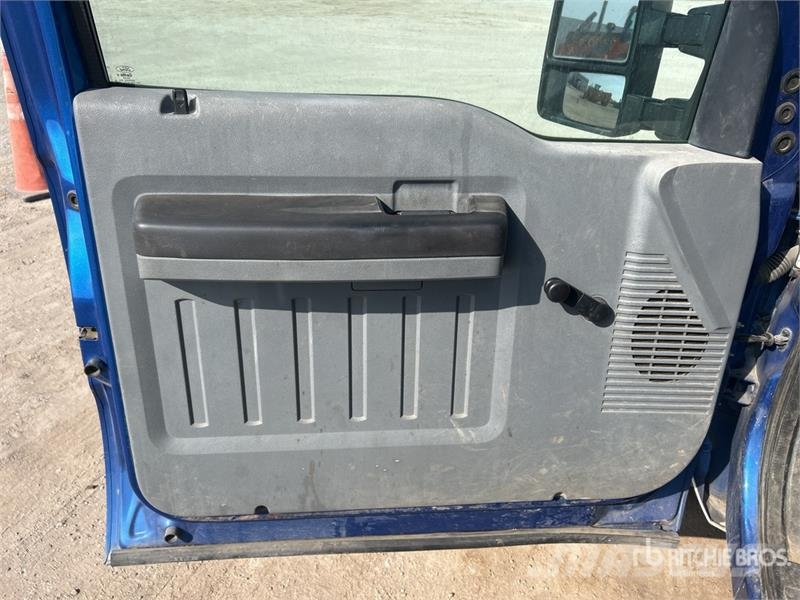 Ford F-250 4x2 Crew Cab Pickup Furgoni altro
