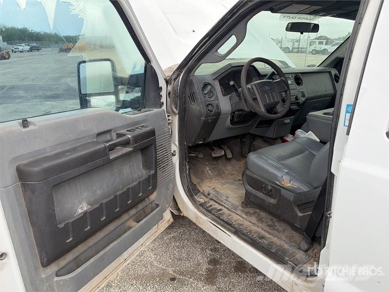 Ford F-250 4x2 Crew Cab Pickup (Inoperable) Drugi