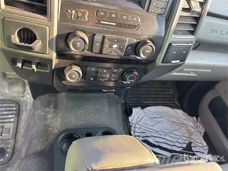 Ford F-250 4x2 Crew Cab Pickup Ostalo
