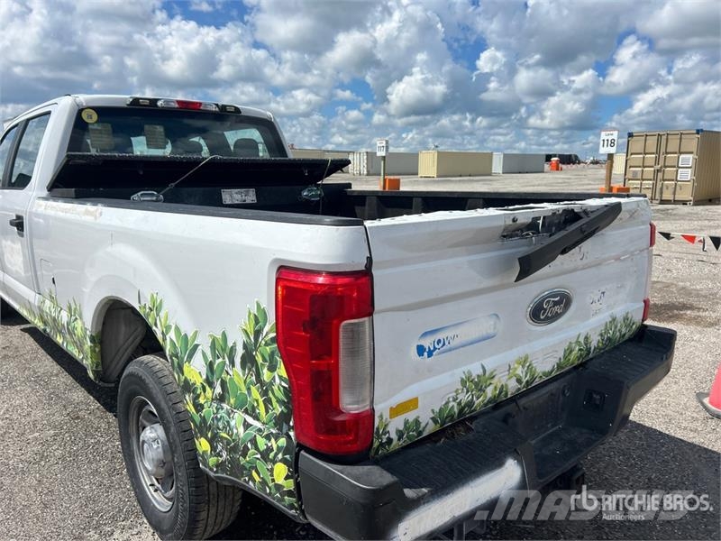Ford F-250 4x2 Crew Cab Pickup Otras furgonetas