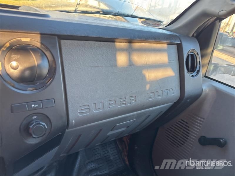 Ford F-250 4x2 Crew Cab Pickup Ostalo