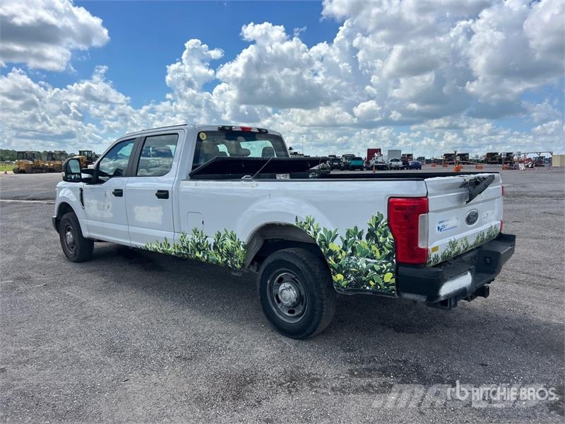 Ford F-250 4x2 Crew Cab Pickup Otras furgonetas