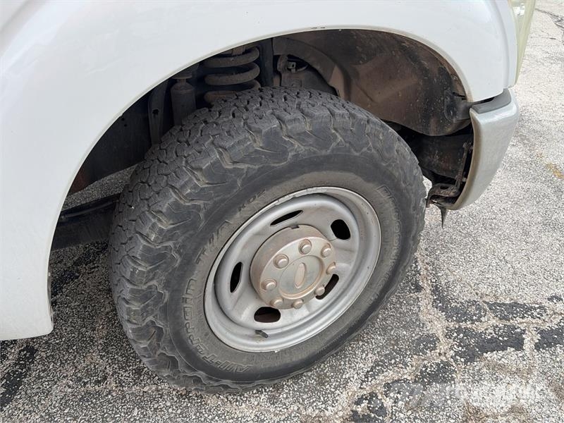 Ford F-250 4x2 Crew Cab Pickup (Inoperable) Drugi