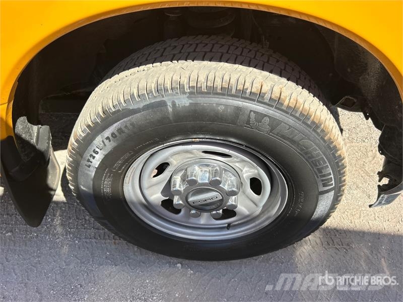 Ford F-250 4x2 Crew Cab Pickup Прочие фургоны