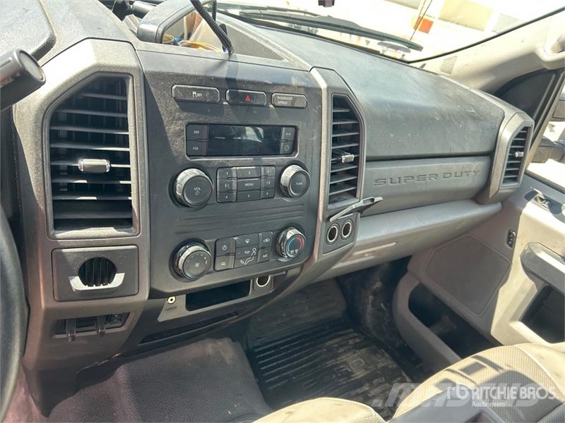 Ford F-250 4x2 Crew Cab Pickup Otras furgonetas