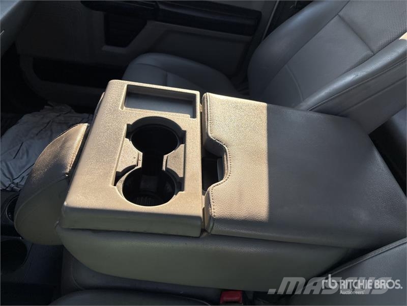 Ford F-250 4x2 Crew Cab Pickup Ostalo
