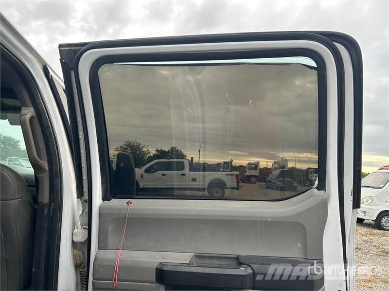 Ford F-250 4x2 Crew Cab Pickup Прочие фургоны