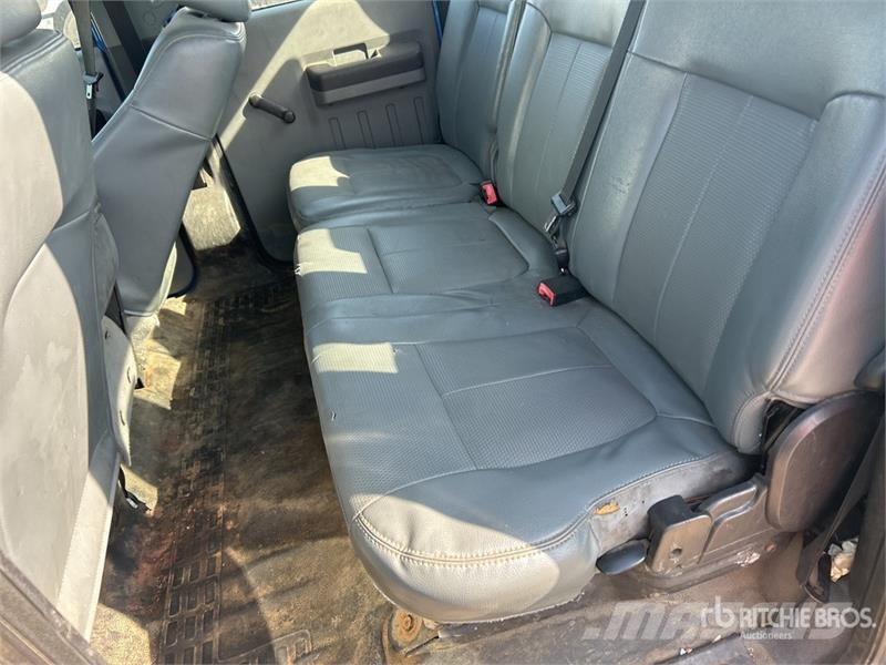 Ford F-250 4x2 Crew Cab Pickup Furgoni altro