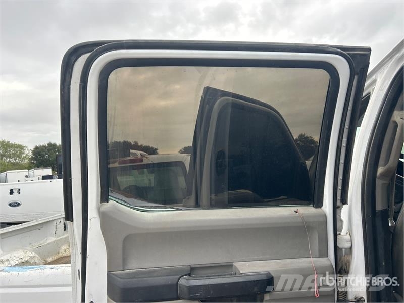 Ford F-250 4x2 Crew Cab Pickup Прочие фургоны