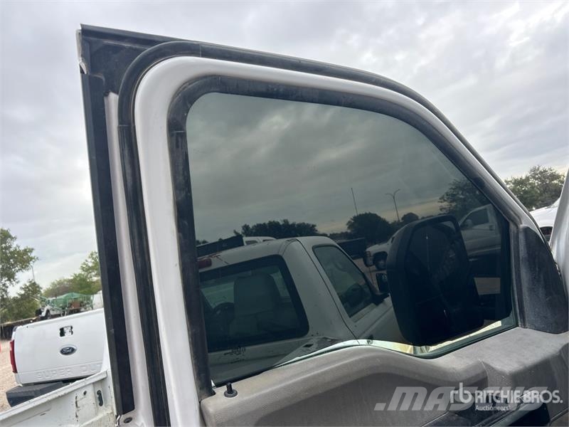 Ford F-250 4x2 Crew Cab Pickup Прочие фургоны