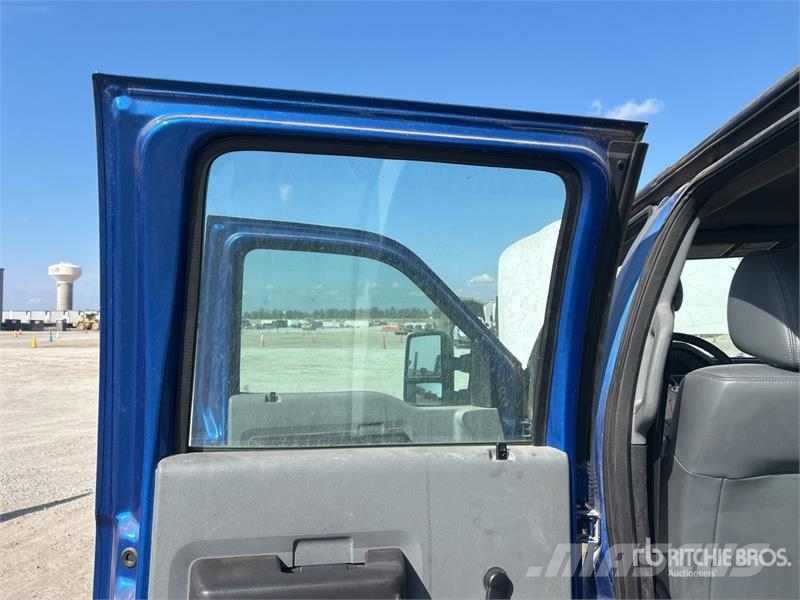Ford F-250 4x2 Crew Cab Pickup Furgoni altro