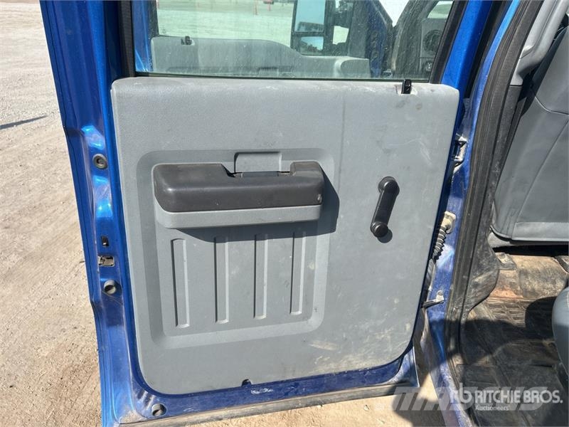 Ford F-250 4x2 Crew Cab Pickup Furgoni altro