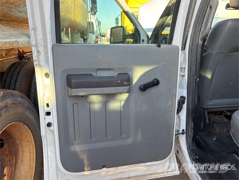 Ford F-250 4x2 Crew Cab Pickup Ostalo