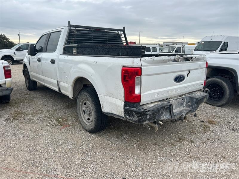 Ford F-250 4x2 Crew Cab Pickup Прочие фургоны