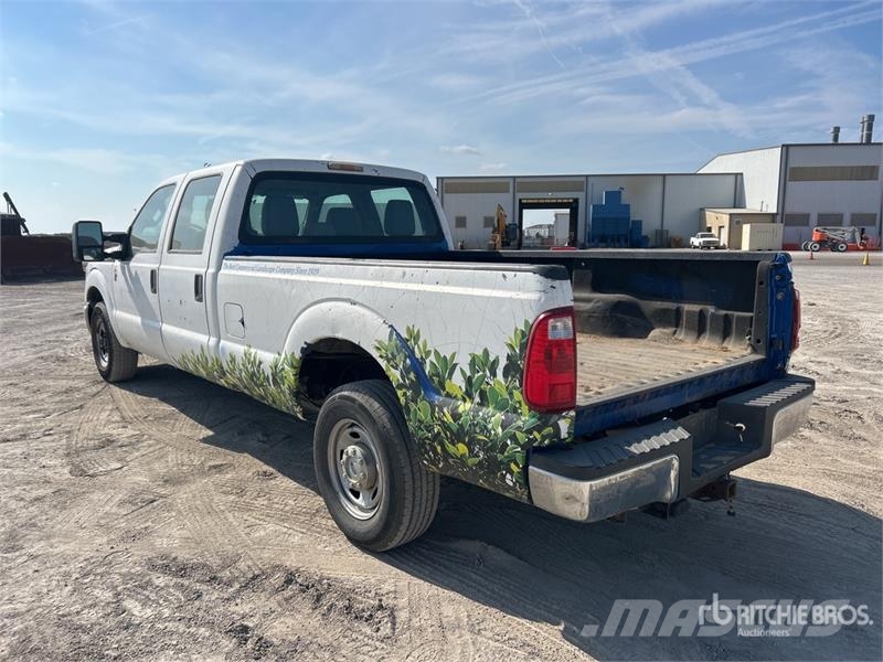 Ford F-250 4x2 Crew Cab Pickup Furgoni altro