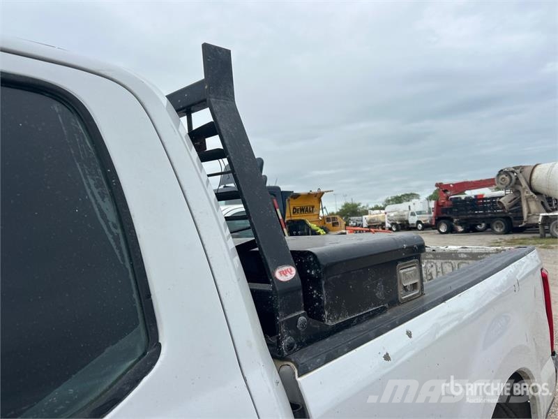 Ford F-250 4x2 Crew Cab Pickup Прочие фургоны