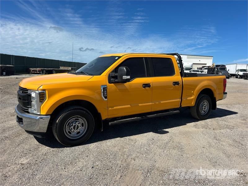 Ford F-250 4x2 Crew Cab Pickup Прочие фургоны