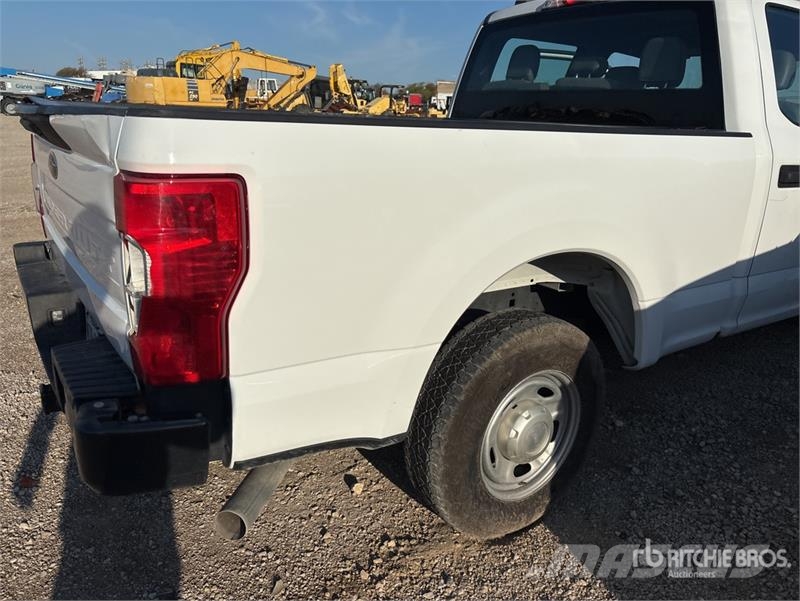 Ford F-250 4x2 Crew Cab Pickup Ostalo