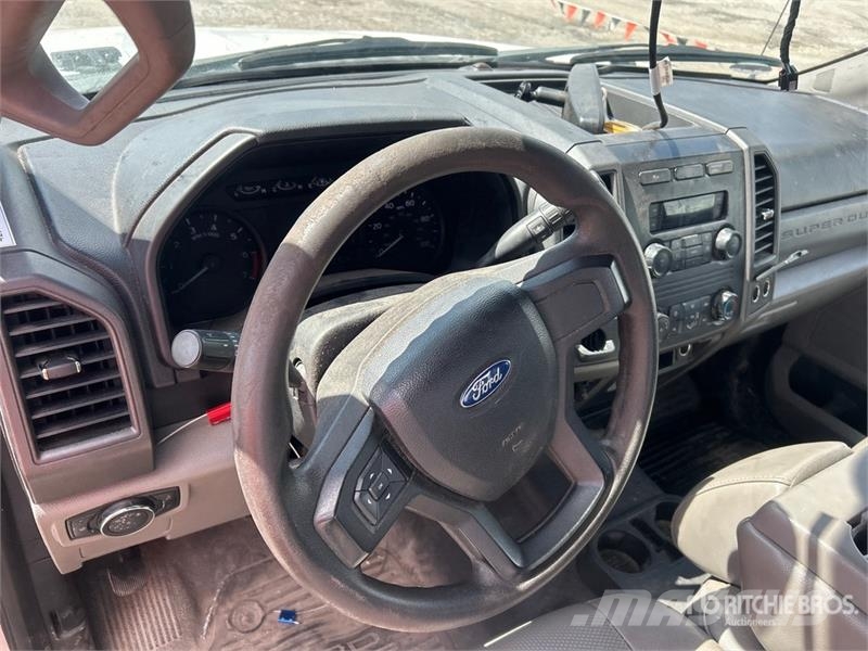 Ford F-250 4x2 Crew Cab Pickup Otras furgonetas