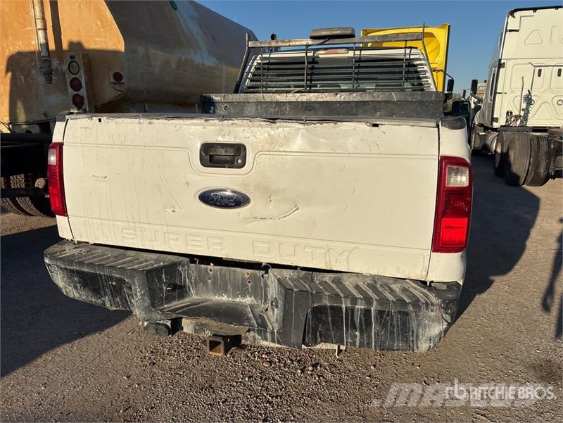 Ford F-250 4x2 Crew Cab Pickup Ostalo