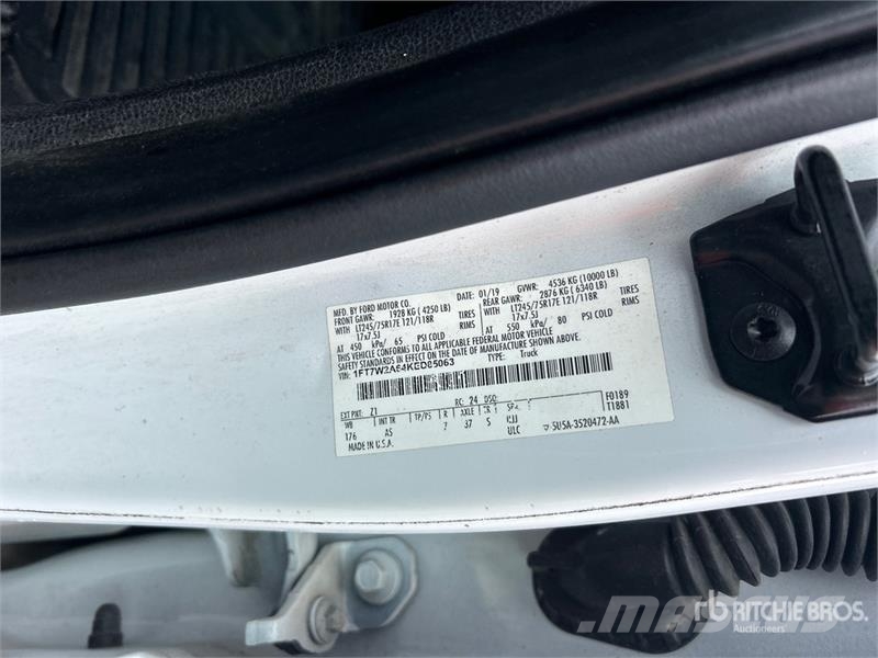 Ford F-250 4x2 Crew Cab Pickup Muu