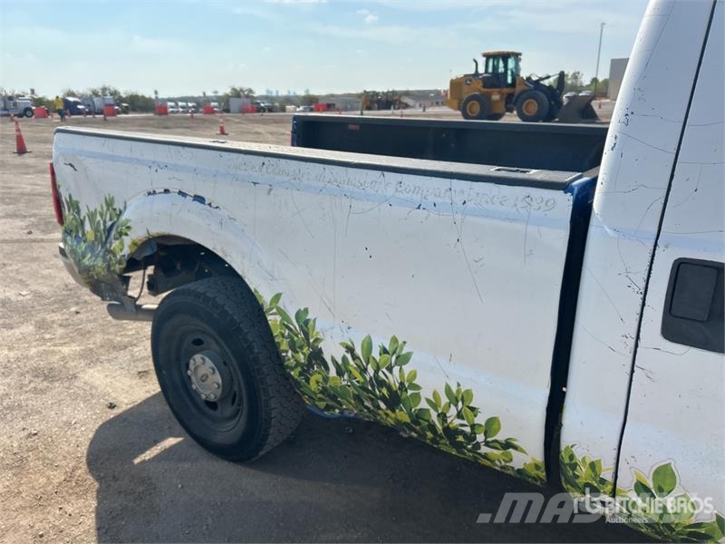 Ford F-250 4x2 Crew Cab Pickup Furgoni altro