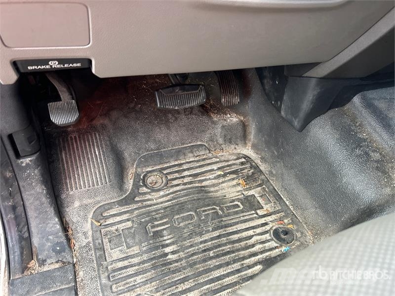 Ford F-250 4x2 Crew Cab Pickup Muu