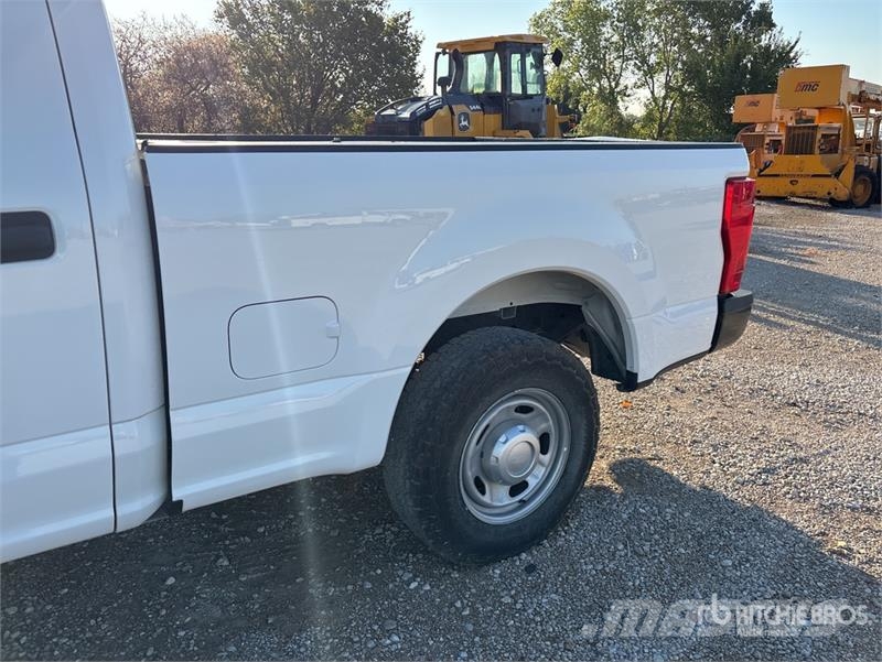 Ford F-250 4x2 Crew Cab Pickup Ostalo