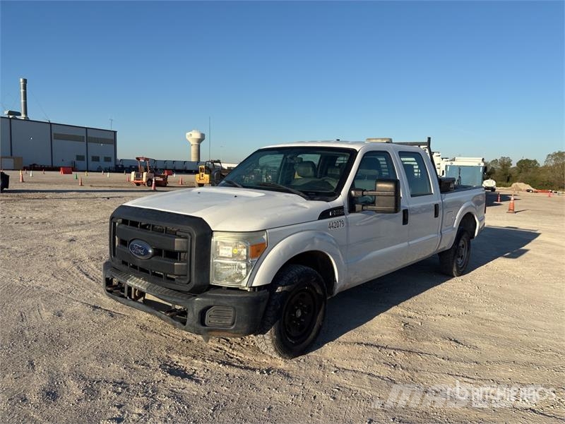 Ford F-250 4x2 Crew Cab Pickup Ostalo