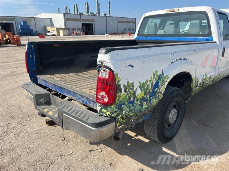 Ford F-250 4x2 Crew Cab Pickup Furgoni altro