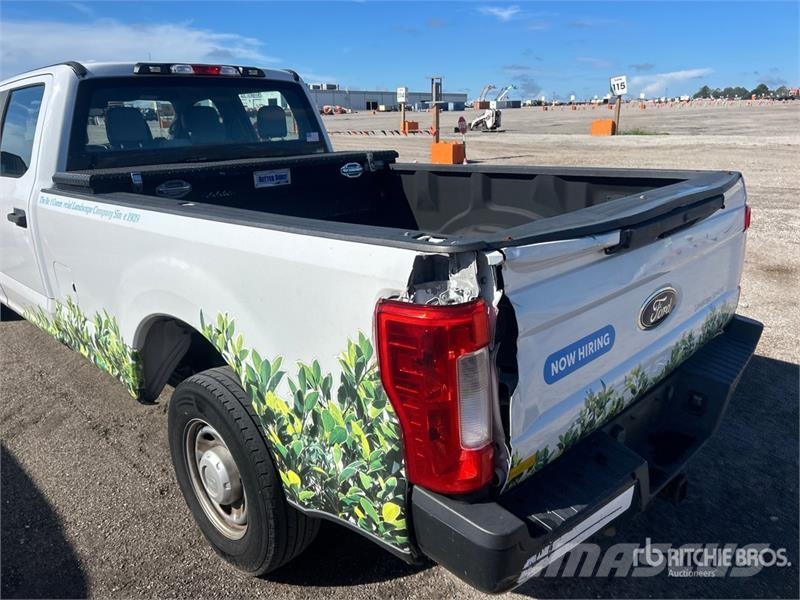 Ford F-250 4x2 Crew Cab Pickup Ostalo
