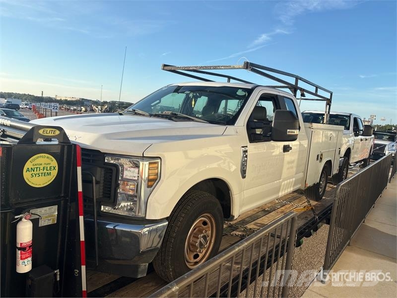 Ford F-250 4x2 Extended Cab Utility Truck Lava-autot