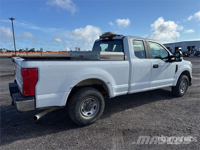 Ford F-250 4x2 Extended Cab Pickup Diger
