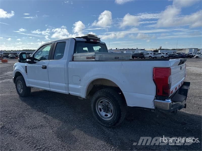 Ford F-250 4x2 Extended Cab Pickup Diger