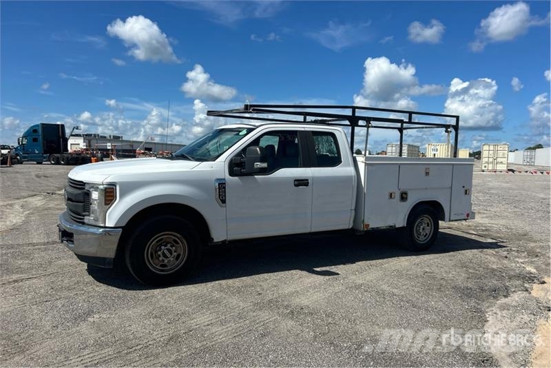 Ford F-250 4x2 Extended Cab Utility Truck Lava-autot