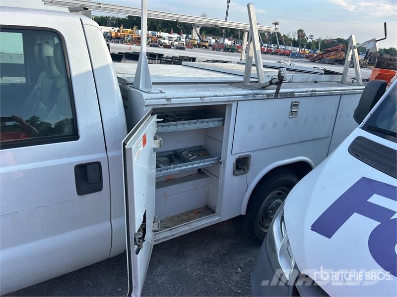Ford F-250 4x2 Utility Truck (Inoperable) Pikapai / Bortiniai sunkvežimiai