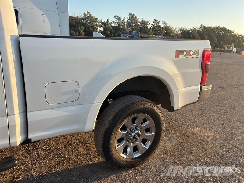 Ford F-250 4x4 Crew Cab Pickup Други