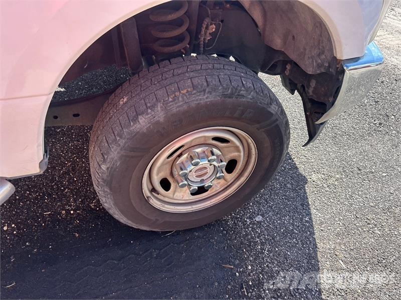 Ford F-250 4x4 Crew Cab Pickup Furgoni altro