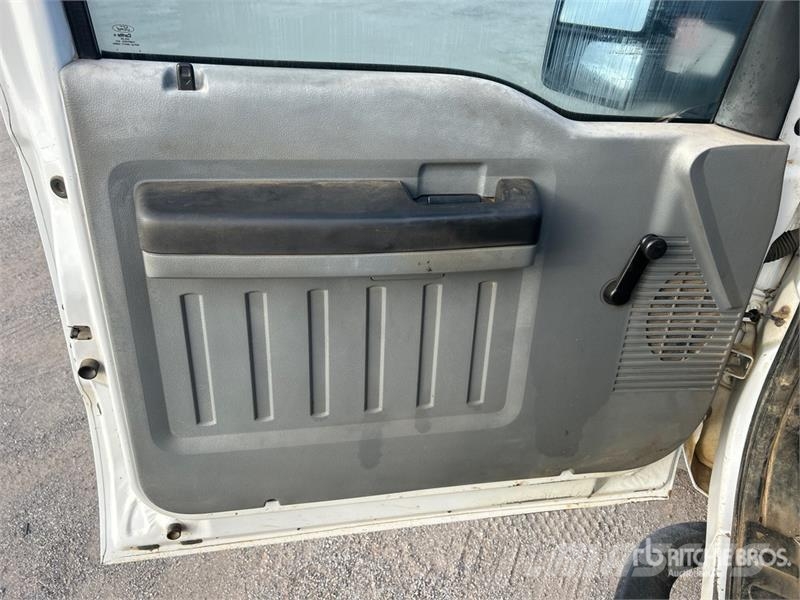 Ford F-250 4x4 Crew Cab Pickup Otras furgonetas