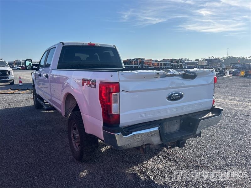 Ford F-250 4x4 Crew Cab Pickup Ostalo