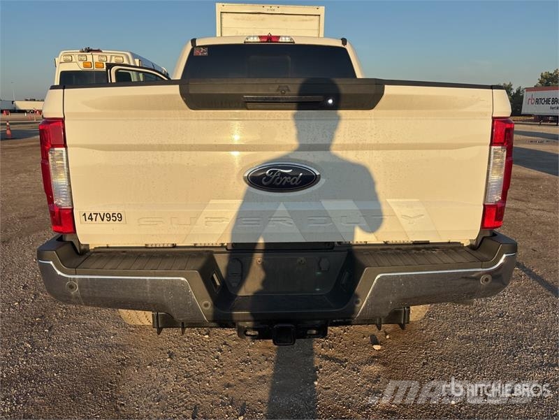 Ford F-250 4x4 Crew Cab Pickup Други