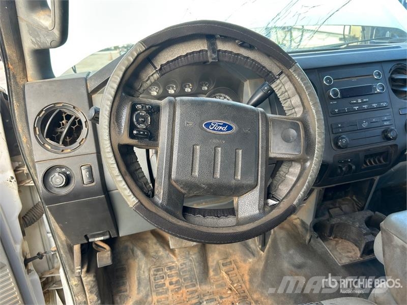 Ford F-250 4x4 Crew Cab Pickup Otras furgonetas